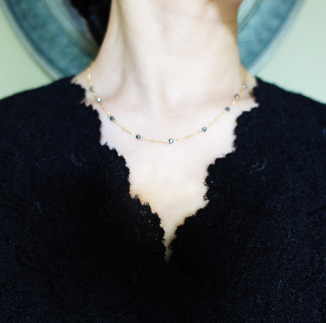 Ожерелье из девяти терагерцовых камней в позолоченном корпусе