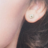 Серьги-гвоздики с лунным камнем и жемчугом 