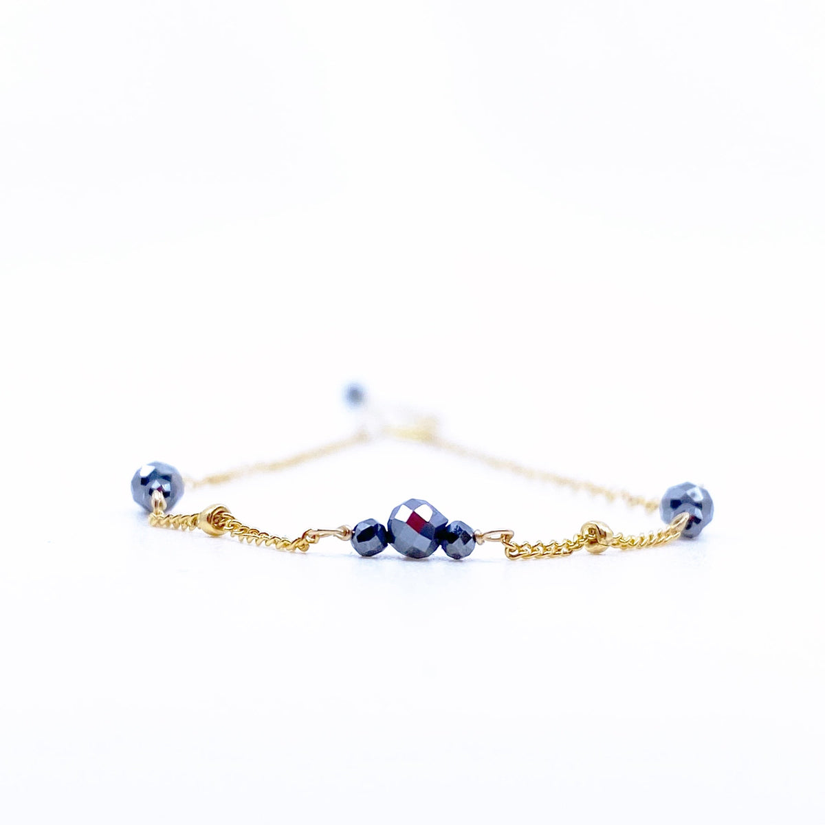 Браслет из девяти терагерцовых камней с золотым напылением